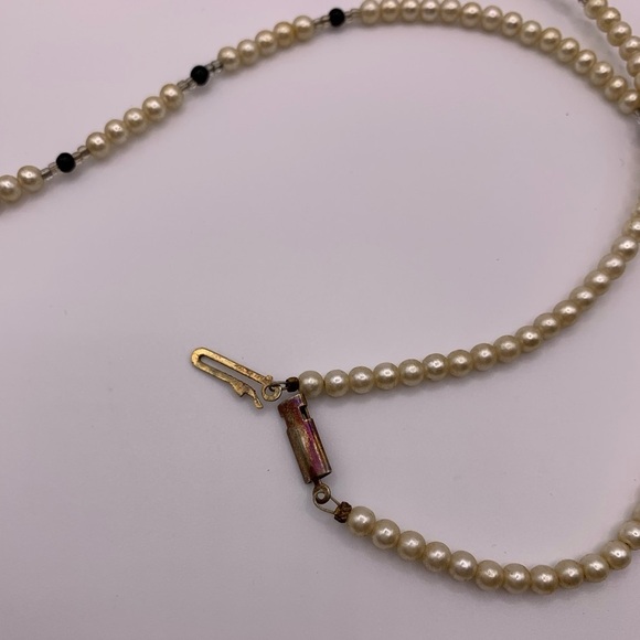 #101 Vintage faux pearl and acrylic black  beads necklace 20” - Picture 4 of 5